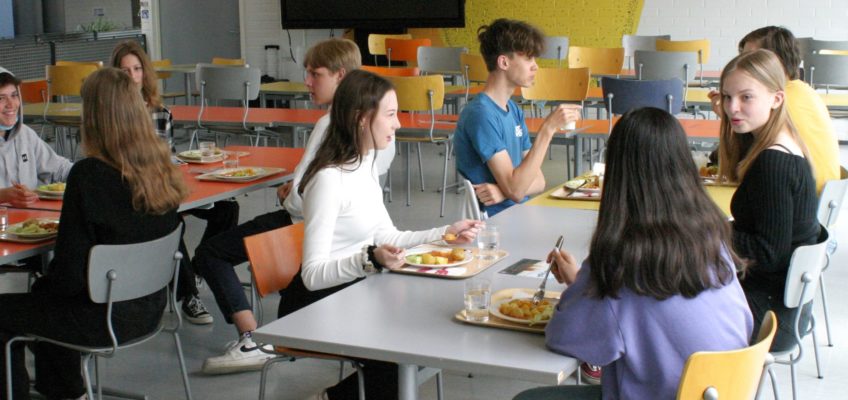Yläkoululaiset syömässä ruokalassa