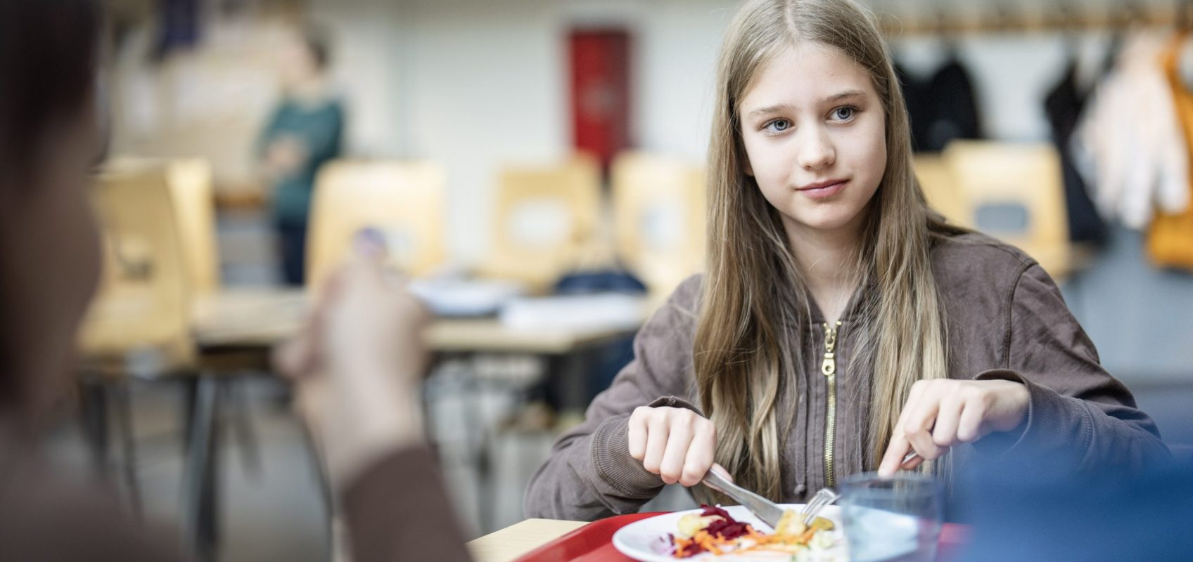 Oppilas syömässä kouluruokaa