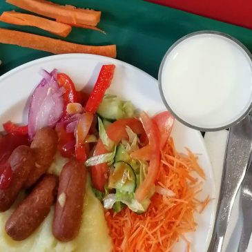 Kouluruoka vegenakit, perunamuusi ja salaatti