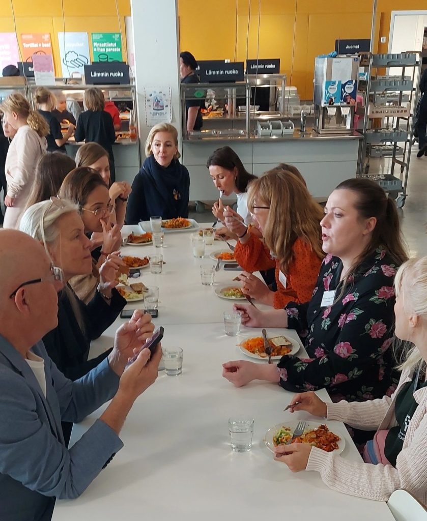 Kansainväliset vieraat maistelevat suomalaista kouluruokaa